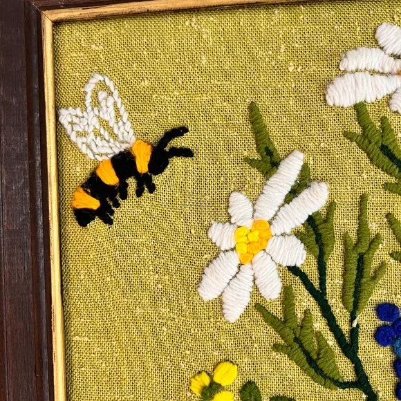 Vintage Framed Embroidery Crewel Art Floral Garden Bee Cottage Daisies - Picture 3 of 9